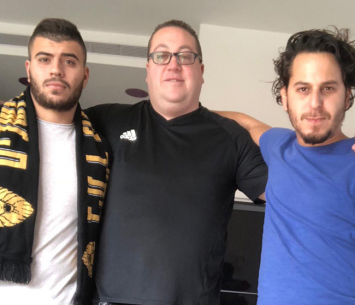 מגיע במקום אוחנה. חי במעמד החתימה