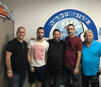 גידיץ במעמד החתימה