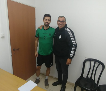 ליפקה במעמד החתימה עם מנכל הקבוצה דודי אלגבלה