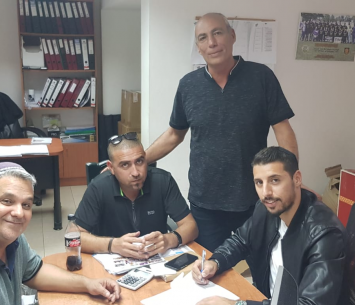 עמוס במעמד החתימה. 
