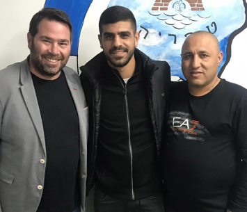 מלכה במעמד החתימה