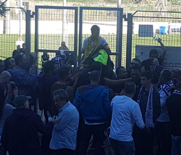 מוטי אוחיון על הכתפיים בסיום המשחק