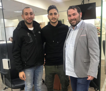 גל אלקנתי במעמד החתימה