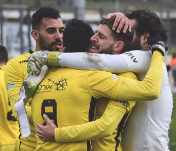 צמד במשחק הבכורה. עדיקה חוגג עם החברים (ינון פוקס)