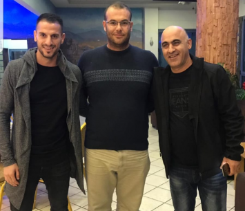 אברג'יל במעמד החתימה