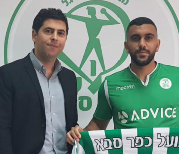 זידאן לצדו של דניאל במעמד החתימה