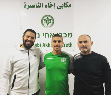 בוזורגי במעמד החתימה