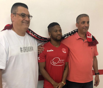 נווארו במעמד החתימה