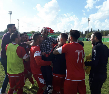 שחקני מגדל העמק חוגגים בסיום עם חיים לוי (אלעד שומינוב)