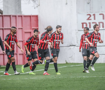 שחקני הרצליה חוגגים (נזיה סולטאן)