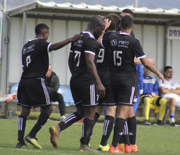 שחקני גלבוע חוגגים עם ברטקובסקי (דאפר מחאמיד)