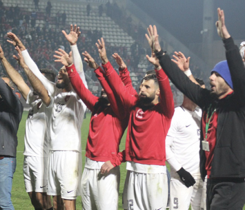 שחקני כאוכב חוגגים (דאפר מחאמיד)