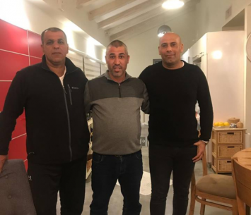 אורן מחורר במעמד החתימה (פייסבוק הפועל בני טייבה)