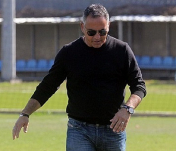 סופג ביקורת ומגיב. ממן