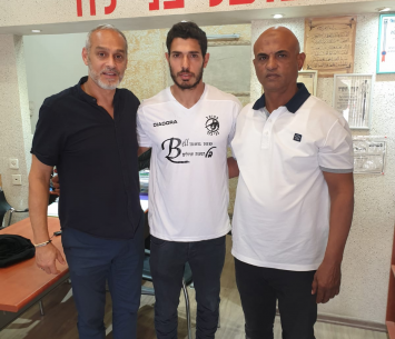 ממשיך. רז במעמד החתימה