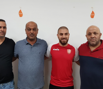 מחאמיד עם ראשי המועדון במעמד החתימה