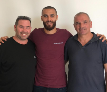 עזאת חלאיילה במעמד החתימה