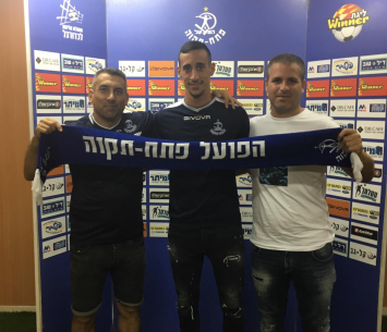 בוארון במעמד החתימה