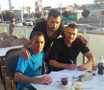 בן שורקי במעמד החתימה