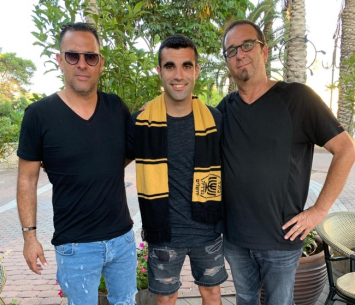 שפירא במעמד החתימה