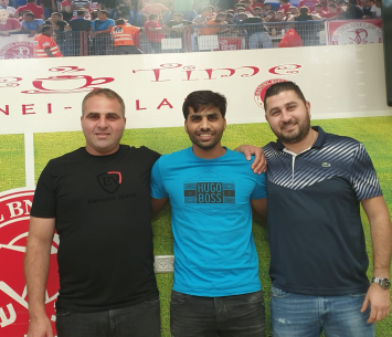 מואסי במעמד החתימה