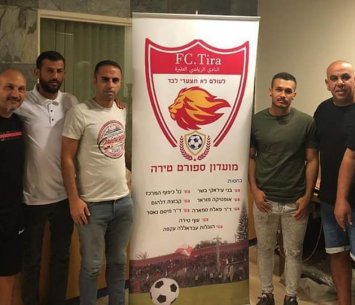 לואיסה במעמד החתימה