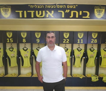 איבגי במעמד החתימה