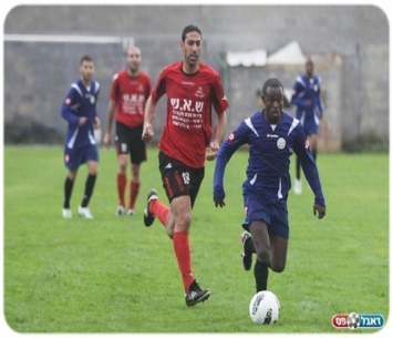 מבוקש. טמניו (מימין)