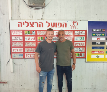 פרידריך במעמד החתימה