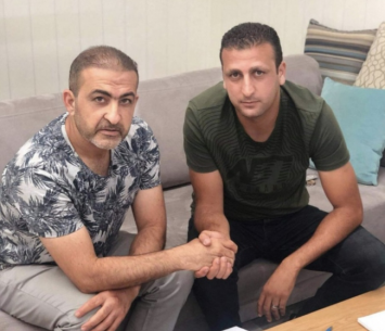 עוודי במעמד החתימה