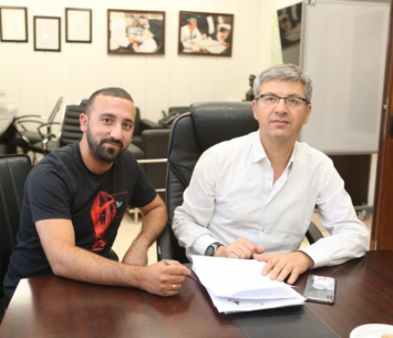 איציק אבושדיד וראש העיר מיכאל וידל במעמד החתימה