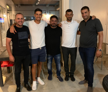 עזריה במעמד החתימה