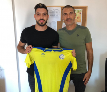 דרוויש במעמד החתימה