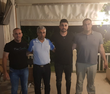 השוער במעמד החתימה