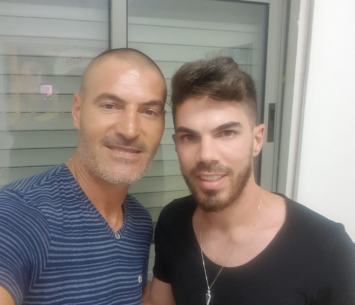 גבאי במעמד החתימה