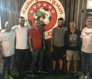 מוטאי במעמד החתימה