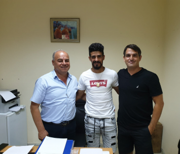 עזאם במעמד החתימה