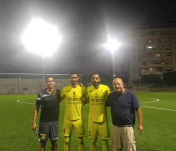 בהונקר במעמד החתימה לצדו של הדובר אלברט זנאפט