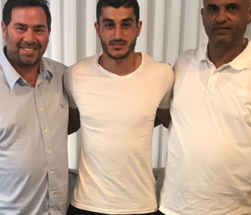 מחפוד במעמד החתימה