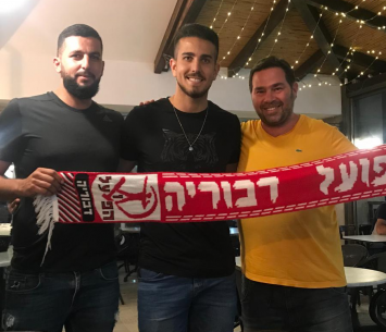 לוי במעמד החתימה