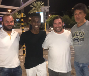יאזו במעמד החתימה