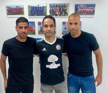 ביטון במעמד החתימה (הפועל טירת הכרמל)