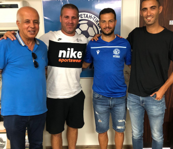 זגורי במעמד החתימה