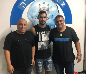 כהן במעמד החתימה