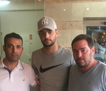 בן בסט במעמד החתימה