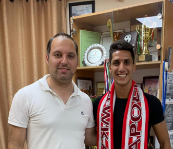 חוסיין במעמד החתימה