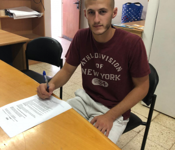 בלאנדר במעמד החתימה