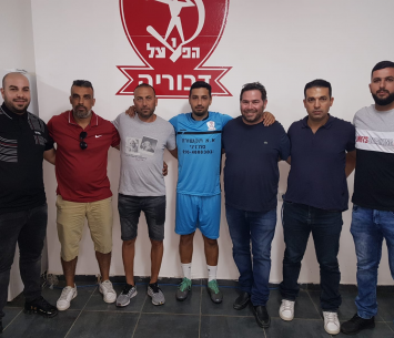 כהן במעמד החתימה