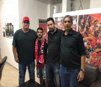 חוזר לרחובות. יצחק במעמד החתימה