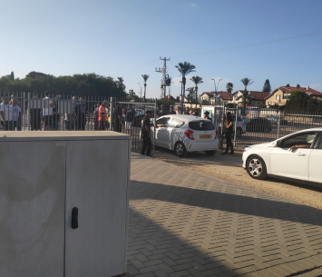 אוהדי הקבוצה מחכים לשחקנים 